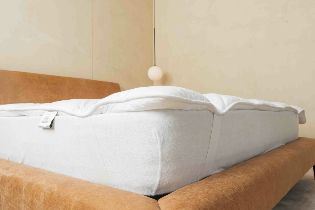 Topper Sobre-Colchão ALECRIM Conforto EXTRA 800g (6-7cm) sobre colchão com elásticos