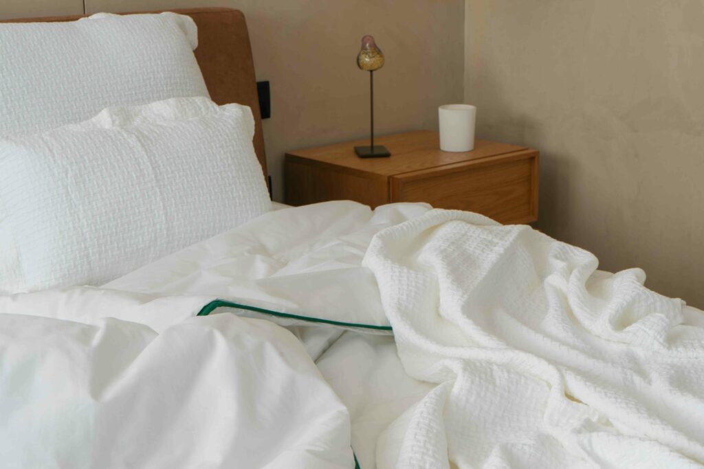 mantas tapa-pés e almofadas